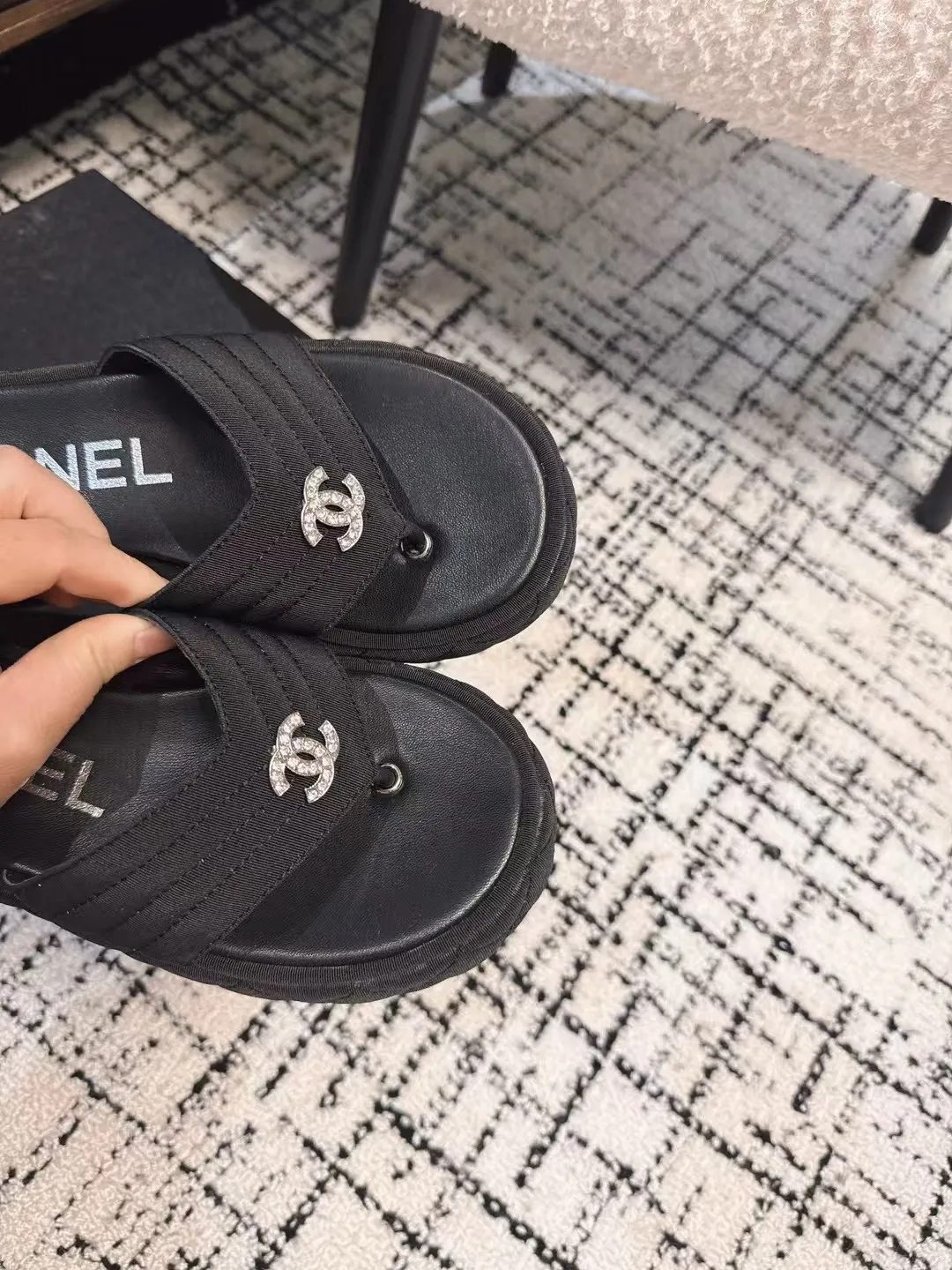 👟👟Ex-factory price 502👟👟 High version Chanel new color thick-soled slippers, easy to wear and versatile, must-have high-end tool shoes in summer, upper lambskin & customized denim, lining calfskin, original outsole Size: 35-39 (customized for 40, non-refundable)